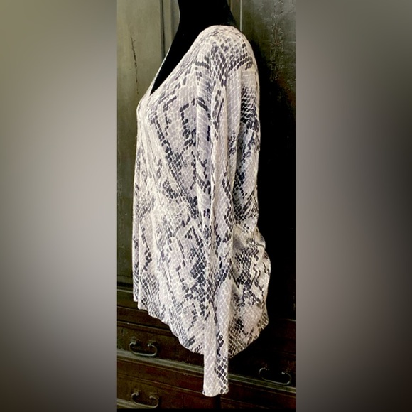 APT9 Cashmere animal pattern gray v-neck sweater -size Medium - Picture 2 of 9